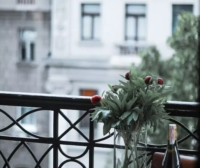 سوییت جونیور, Frapolli Hotel On Deribasivska Street