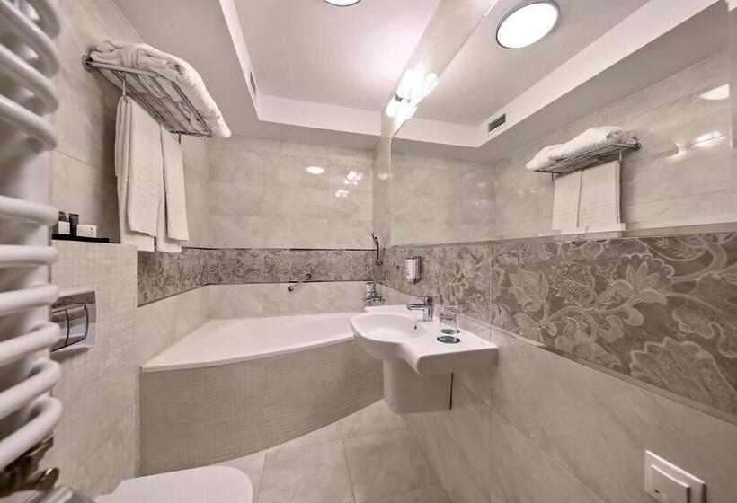 جناح ديلوكس, Gromada Warszawa Centrum