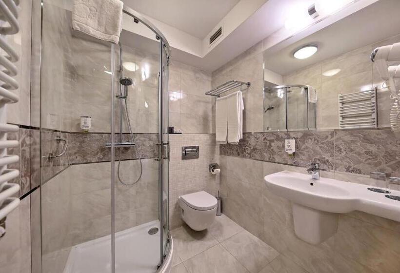 جناح ديلوكس, Gromada Warszawa Centrum