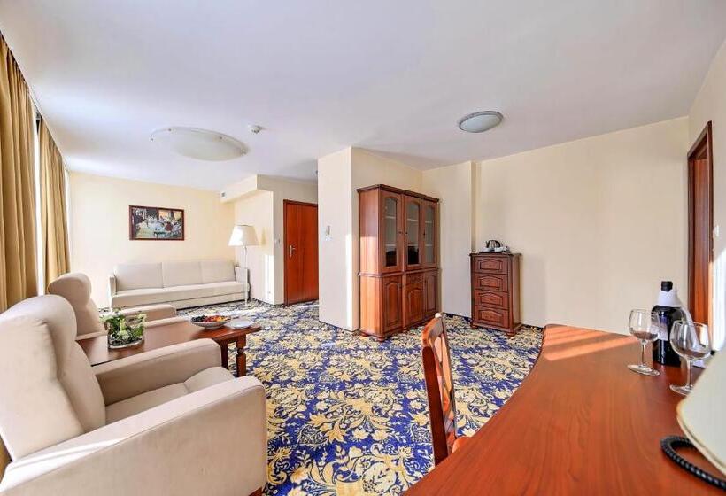 جناح ديلوكس, Gromada Warszawa Centrum