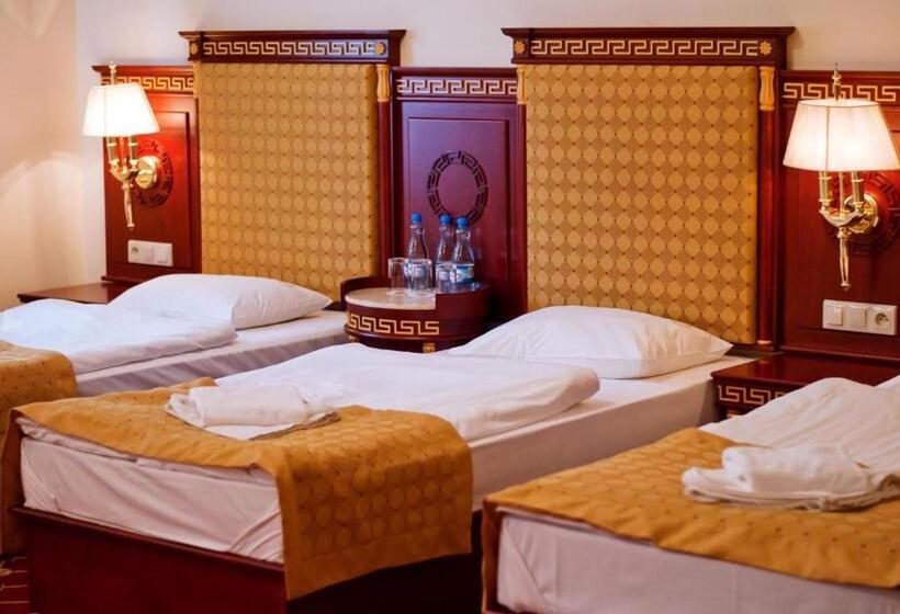 标准三人间, Holiday Park