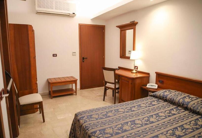 이코노미 룸, La Giara