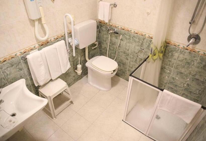 이코노미 룸, La Giara