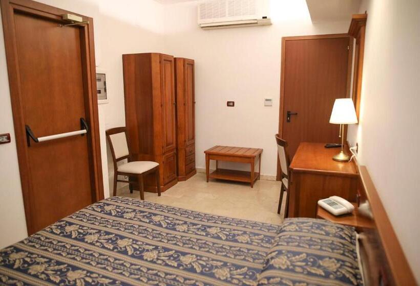 이코노미 룸, La Giara