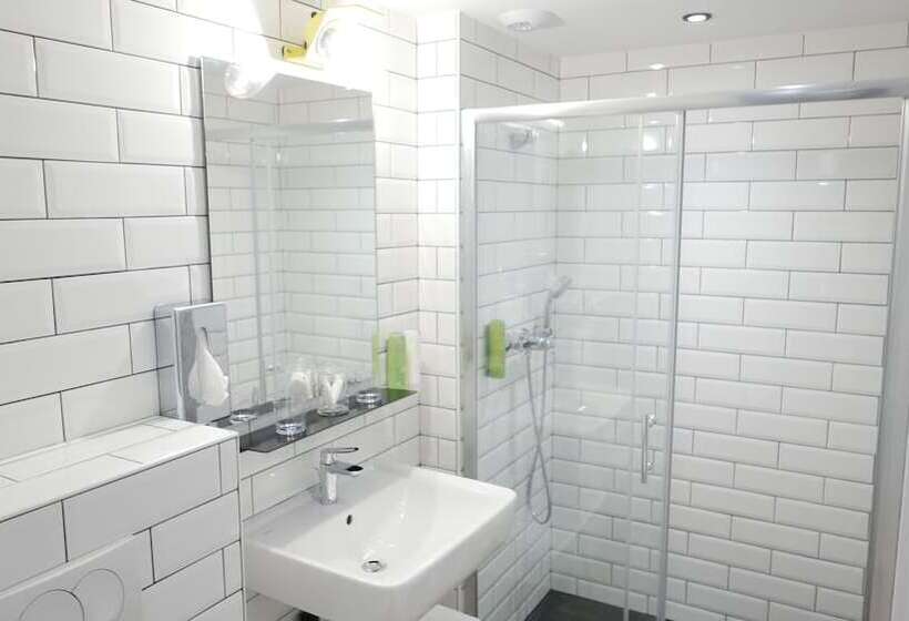 غرفة عائلية مطلّة علي البحر, Le Cardinal  Belleileenmer