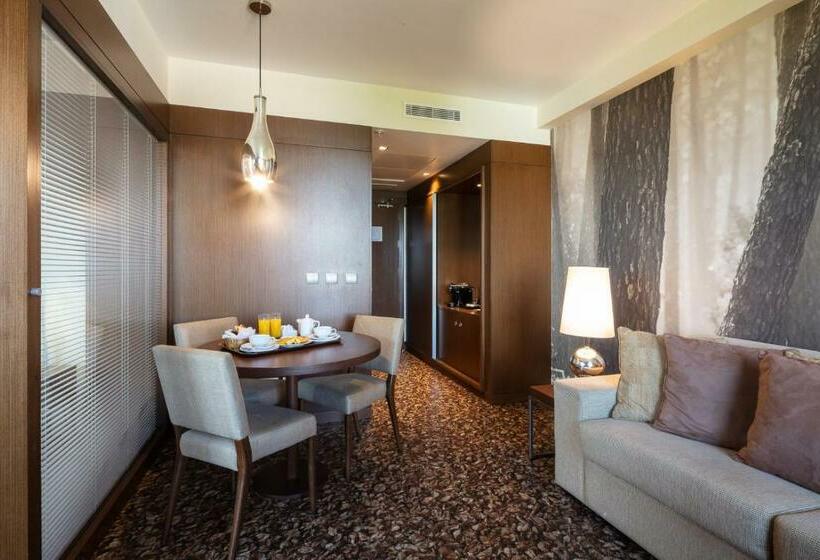 سوییت, Neya Lisboa