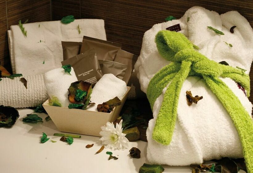 اتاق خانوادگی, Neya Lisboa