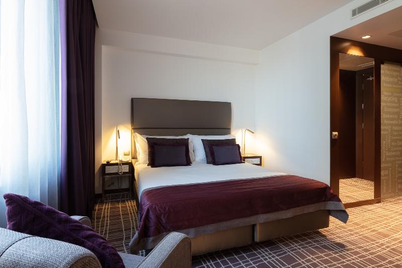 اتاق خانوادگی, Neya Lisboa