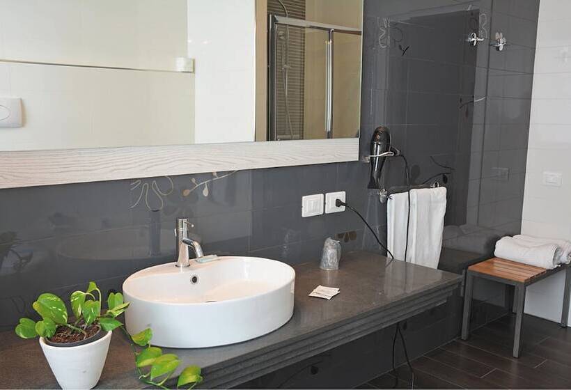 غرفة قياسية ثلاثية, S