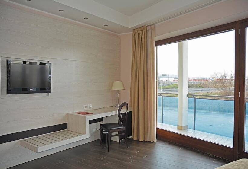 غرفة قياسية ثلاثية, S