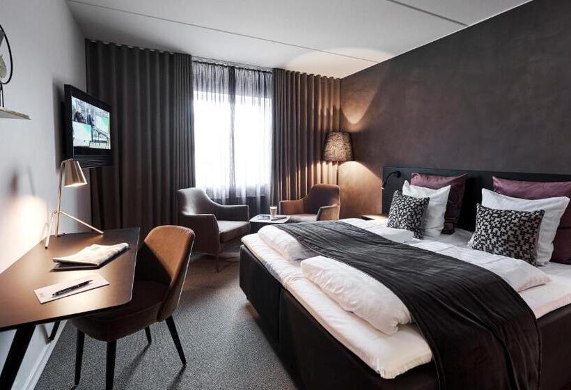 高级大房间, Struer Grand