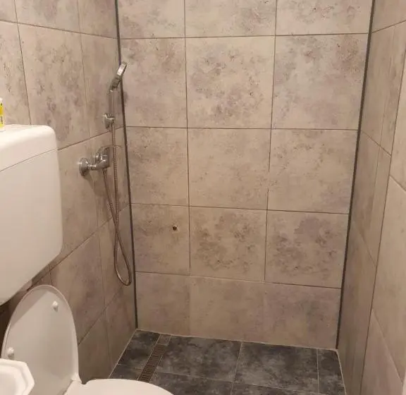 Standard Neljän Hengen Huone Jaettu Kylpyhuone, Ayana Central House