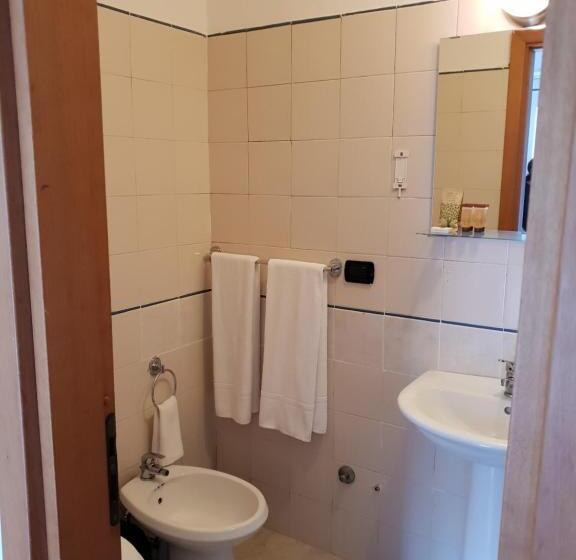 اتاق استاندارد, Cucaracha Bungalow