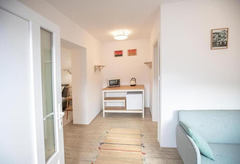 استودیوی استاندارد, Brasha Residence