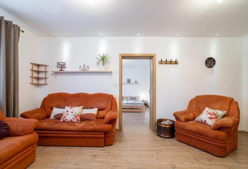 패밀리 스위트, Frajárka