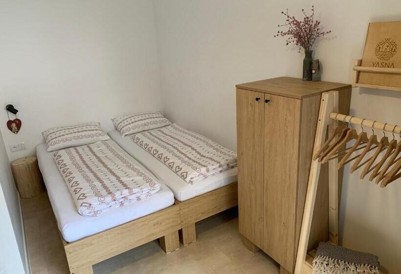 استودیوی استاندارد, Yasna Apartments