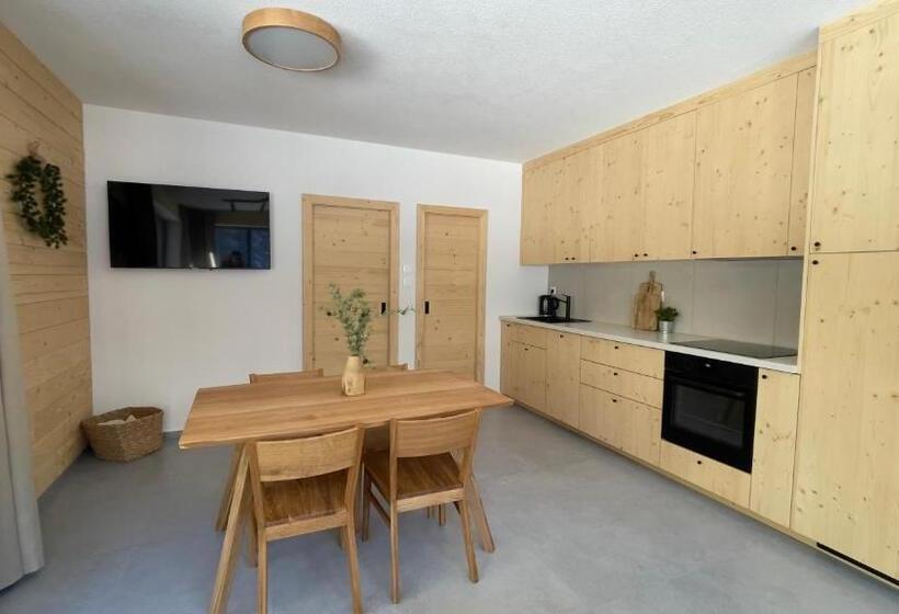 带1个卧室的带阳台的公寓, Yasna Apartments