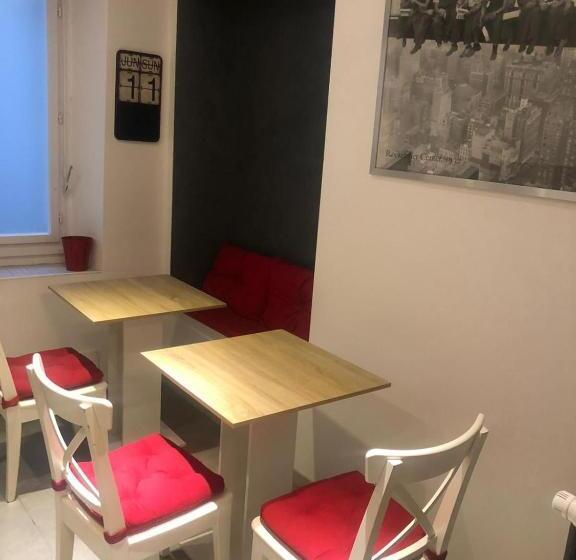 آپارتمان لوکس 1 خوابه, The First