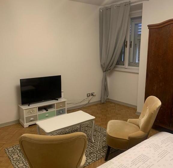 آپارتمان لوکس 1 خوابه, The First