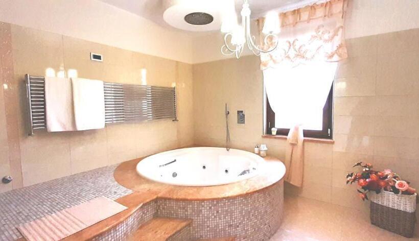 מיטת קינג בסוויטה, Villa Arya