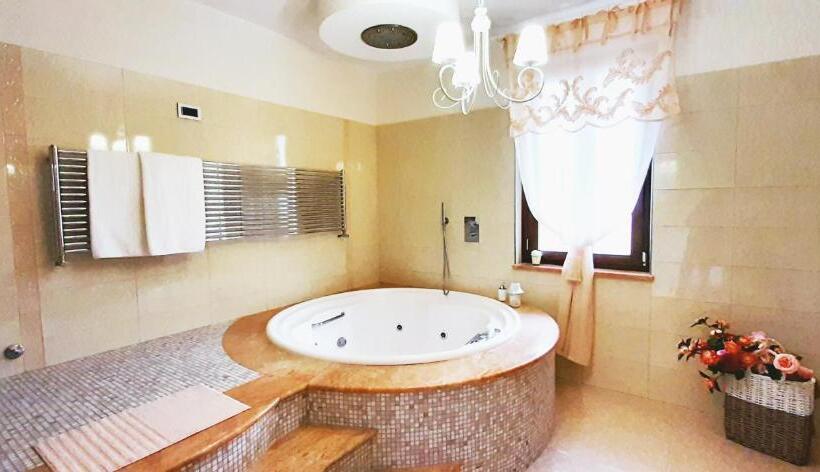 מיטת קינג בסוויטה, Villa Arya