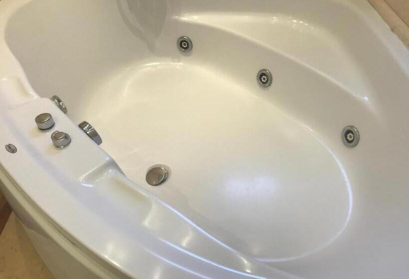 سوئیت با وان آب گرم, Atlantic Waves Accommodation