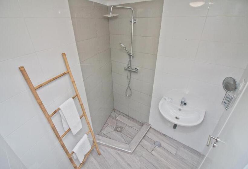 اتاق استاندارد, New Village Guest House