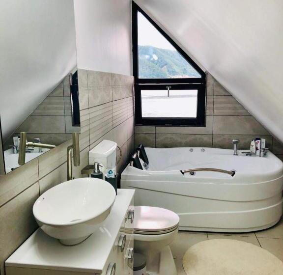 자쿠지 스위트, Noah River House
