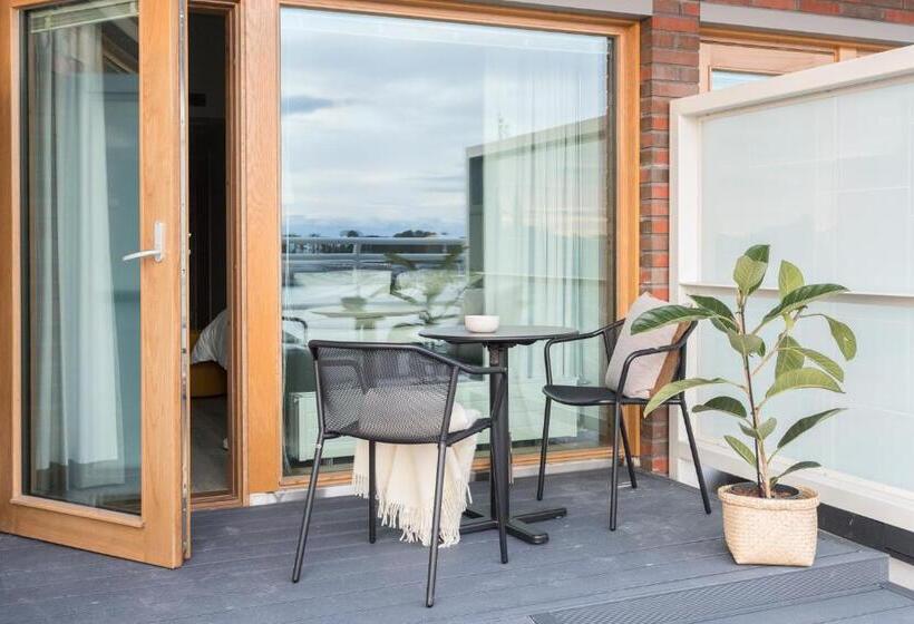 스탠다드 스튜디오 (테라스구비), Noli Katajanokka