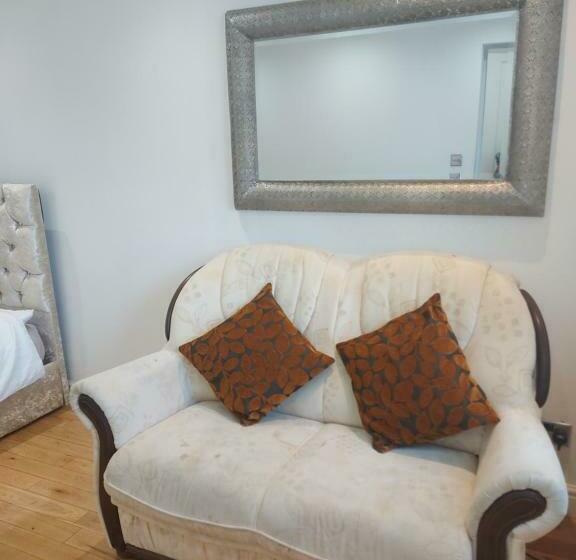 Monolocale Deluxe, Apartment & Rooms In London