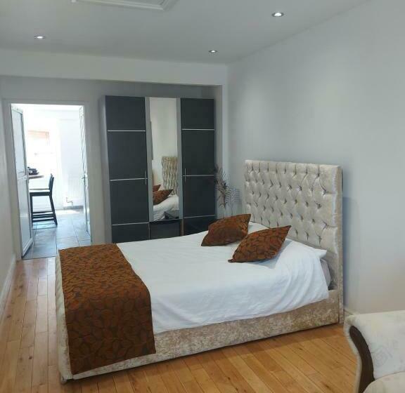 Monolocale Deluxe, Apartment & Rooms In London