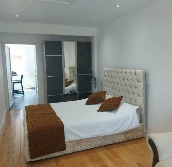 デラックススタジオ, Apartment & Rooms In London