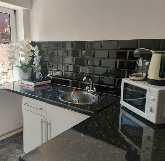 Monolocale Deluxe, Apartment & Rooms In London