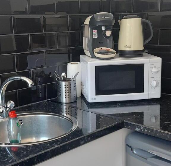 Monolocale Deluxe, Apartment & Rooms In London