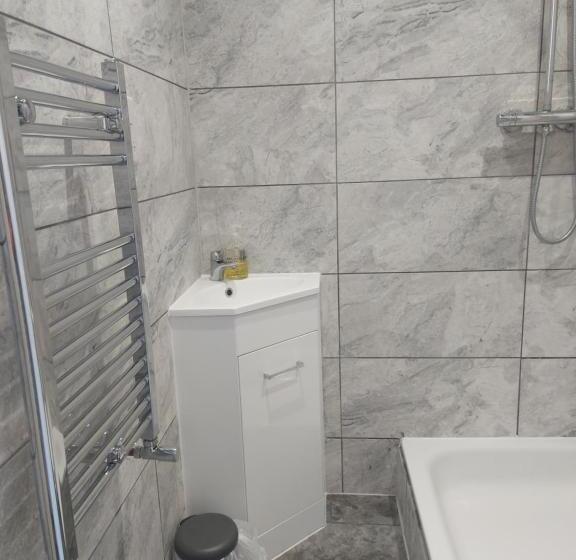 Monolocale Deluxe, Apartment & Rooms In London