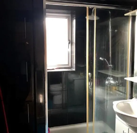 バスルーム共有のシングルスタンダード, Apartment & Rooms In London