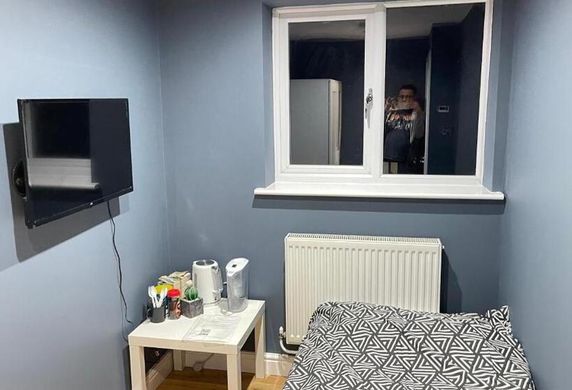 Camera Standard Singola Bagno Condiviso, Apartment & Rooms In London