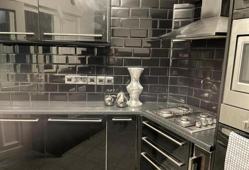 استودیوی استاندارد, Apartment & Rooms In London