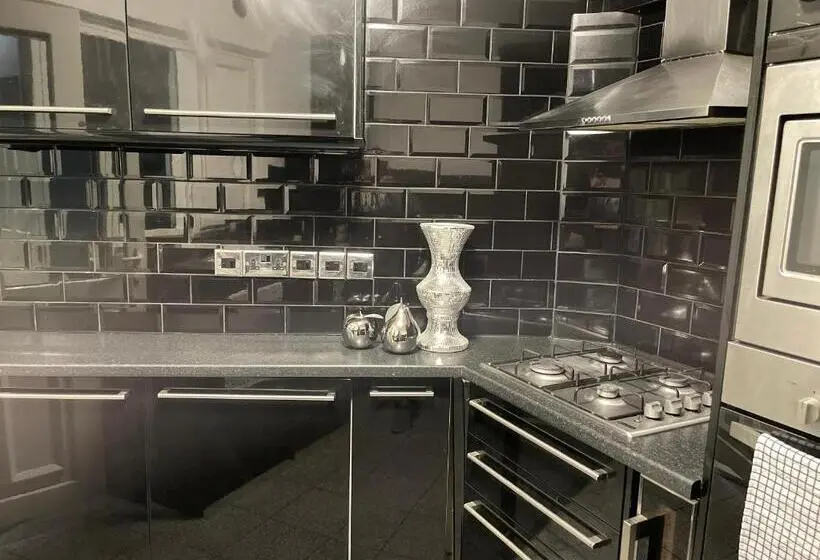 スタンダードスタジオ, Apartment & Rooms In London
