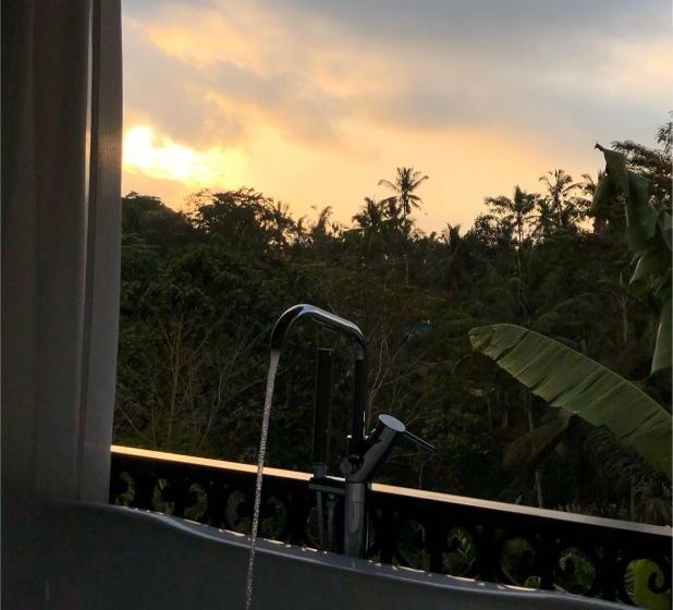 סוויטת ג'וניור, Puri Kasih Gottlieb