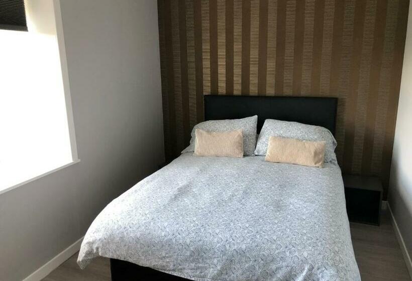 غرفة قياسية, Saracen Head