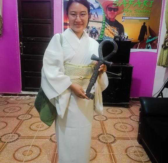 이코노미 룸, Safari Abu Simbel