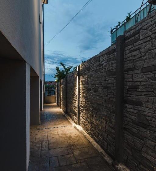 غرفة قياسية ثلاثية, Gramada Guest House