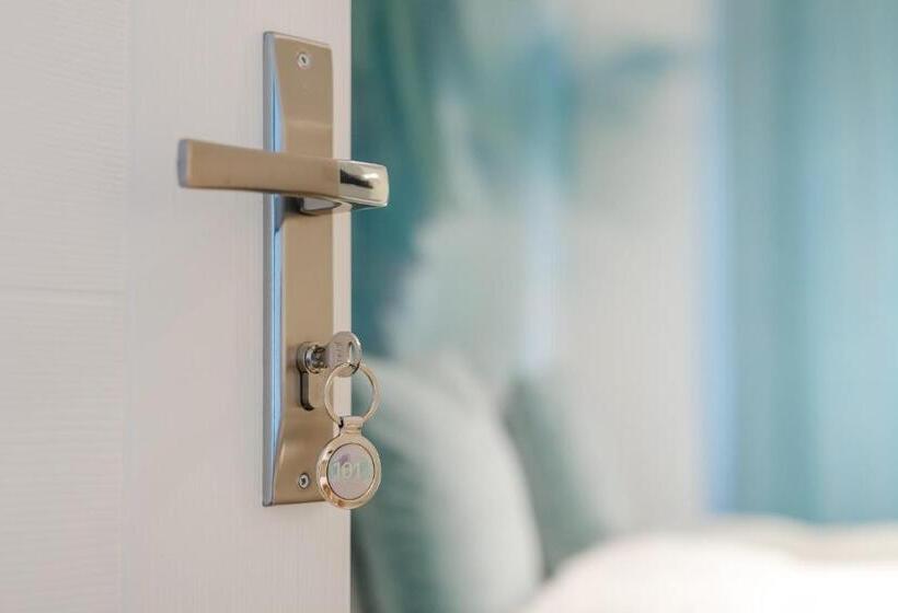 غرفة قياسية ثلاثية, Gramada Guest House