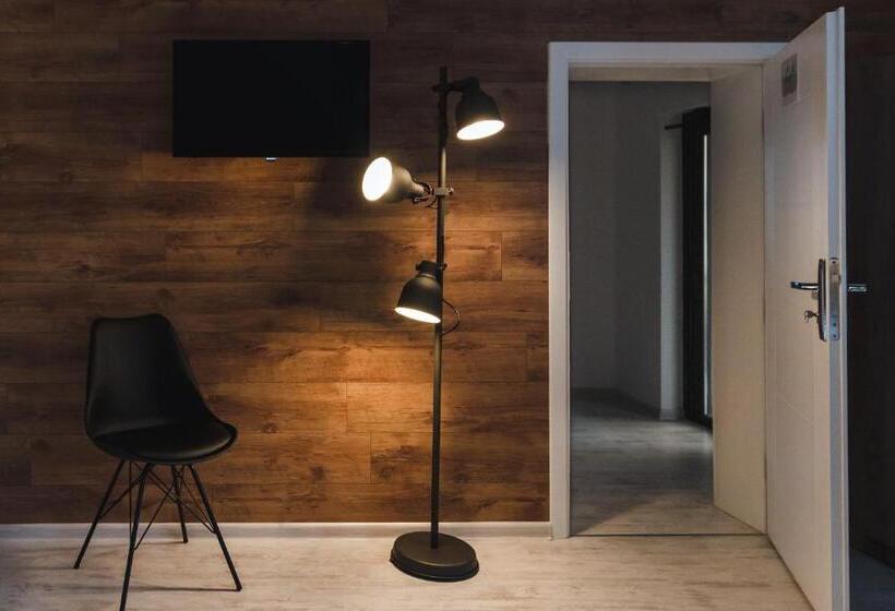 غرفة قياسية ثلاثية, Gramada Guest House