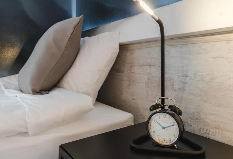 غرفة قياسية ثلاثية, Gramada Guest House