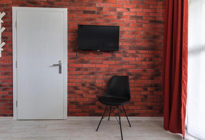 غرفة قياسية ثلاثية, Gramada Guest House