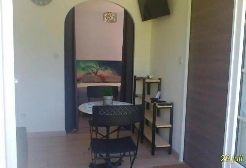 プールビュースタンダードルーム, Le Clos Des Palombes