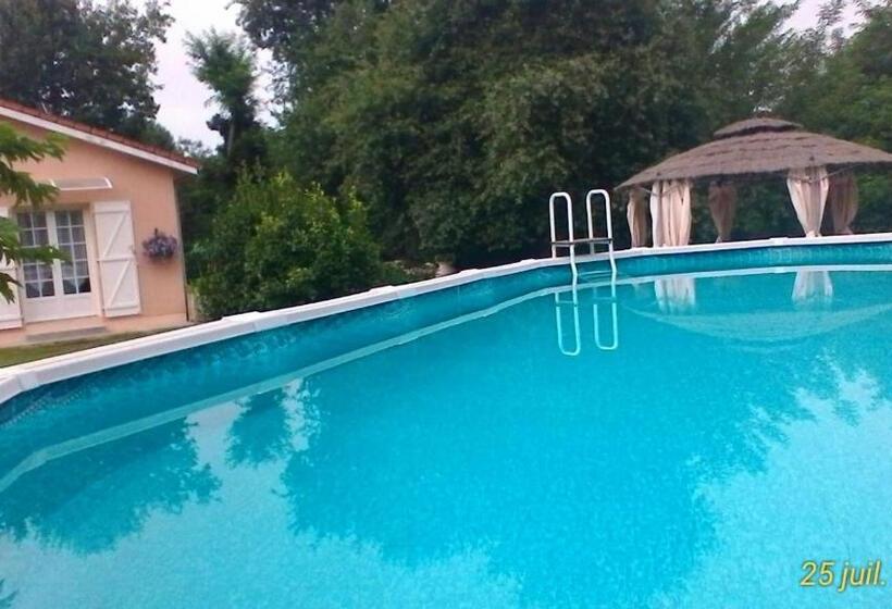 غرفة قياسية مطلّة علي حمام السباحة, Le Clos Des Palombes