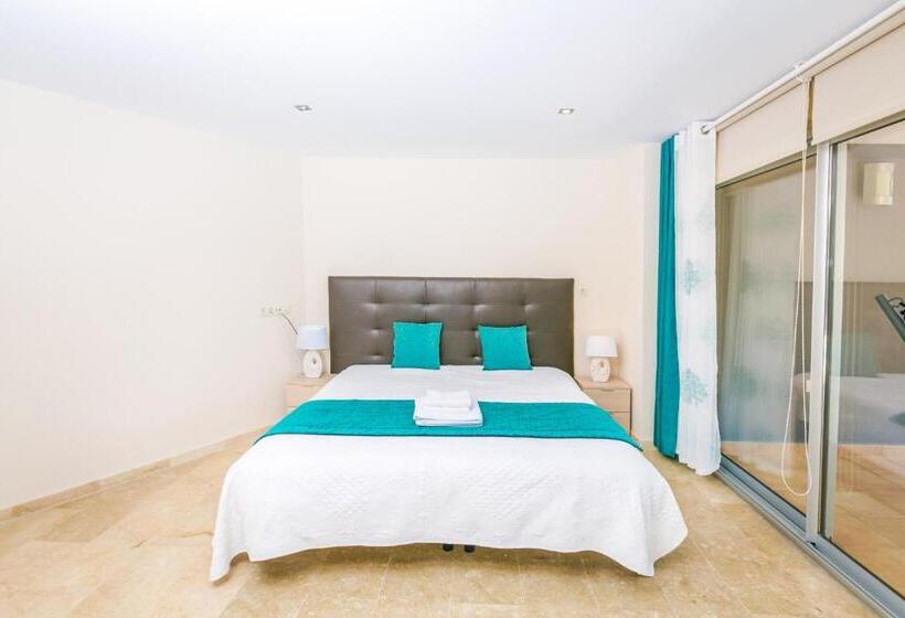 プールビュースタンダードルーム, Villa Tranquila